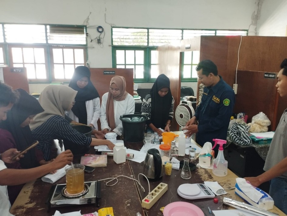 Impementasi MBKM: Mahasiswa Biologi FMIPA UNW Mataram Riset Kolaboratif Uji Bakteri Patogen Padi bersama Gapoktan Montong Are
